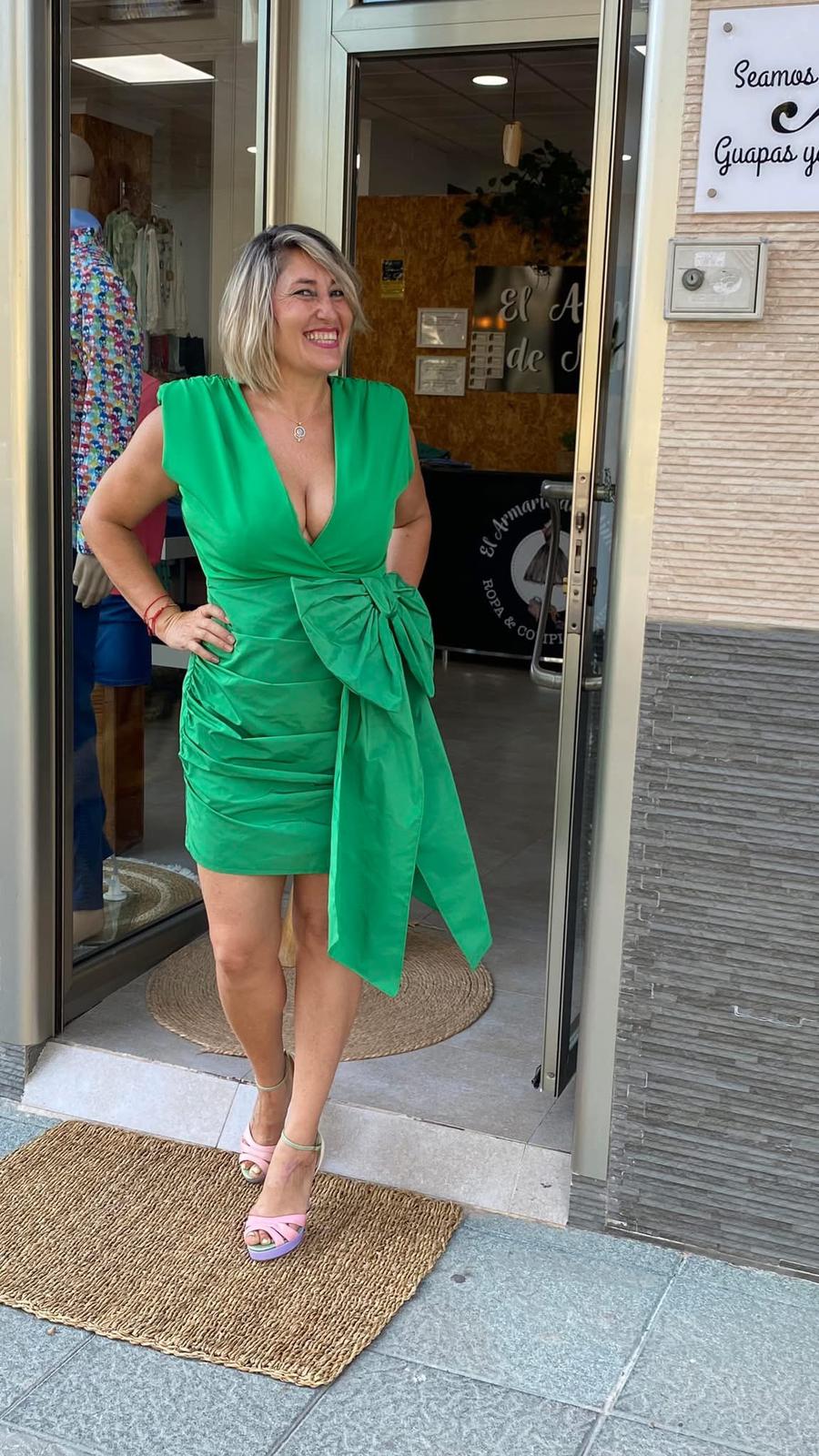 Vestido Verde con Gran Lazo Frontal
