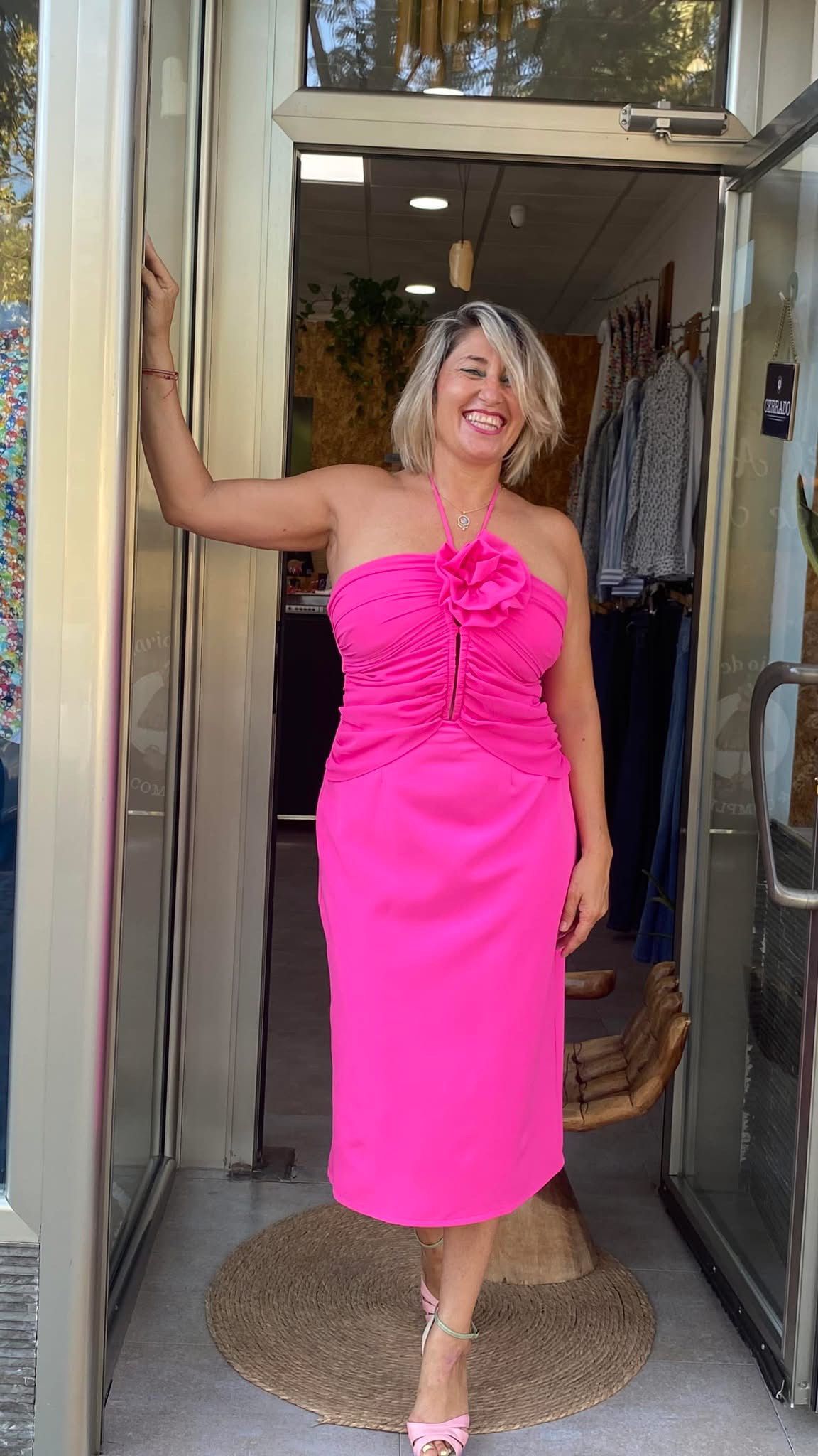 Vestido con flor en el pecho